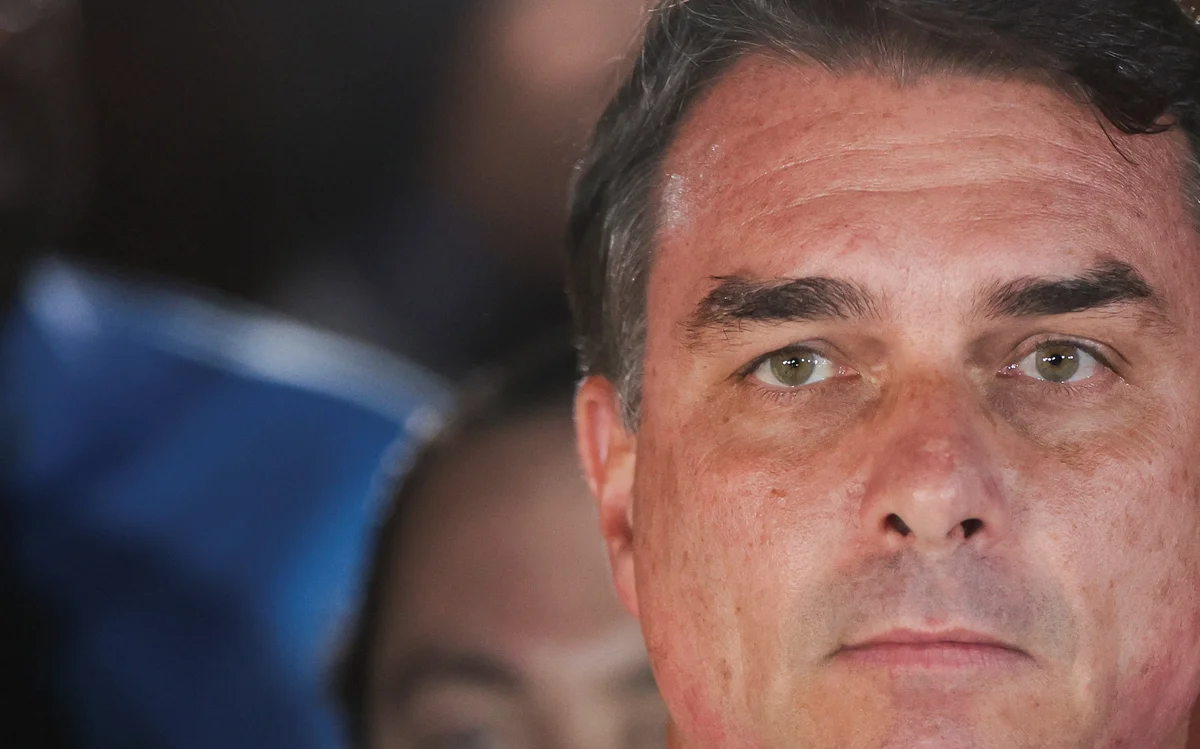 Flávio Bolsonaro desembarca nos EUA após fuga por Argentina e Equador