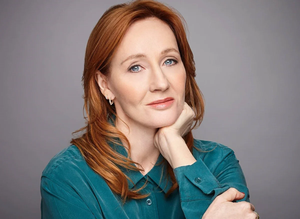 J.K. Rowling relata ameaças de morte, estupro e tortura após declarações sobre pessoas trans