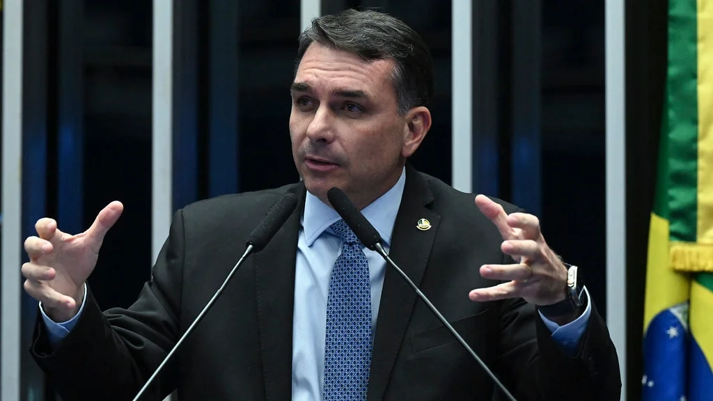 Decisão de Moraes sobre passaporte de Flávio Bolsonaro repercute na imprensa internacional