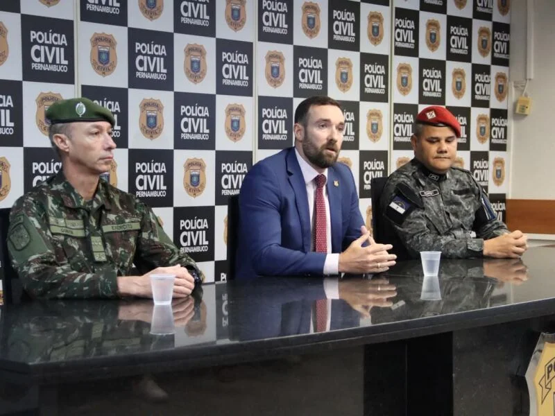 Fuzil do Exército que desapareceu após fuga de soldado estava com traficantes, informa delegado