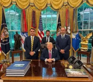 Trump se recusa a comentar carta golpista de Flávio Bolsonaro